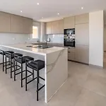 Frontline Sea Views - Pool - Center