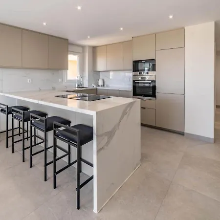 Frontline Sea Views - Pool - Center