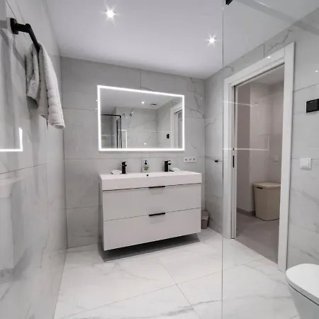Frontline Sea Views - Pool - Center Apartment *