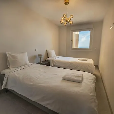 Frontline Sea Views - Pool - Center Apartment