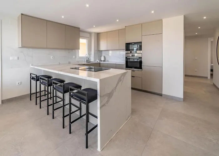 Frontline Sea Views - Pool - Center