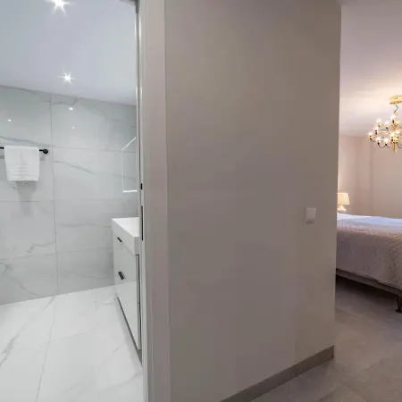 Apartmán Frontline Sea Views - Pool - Center *