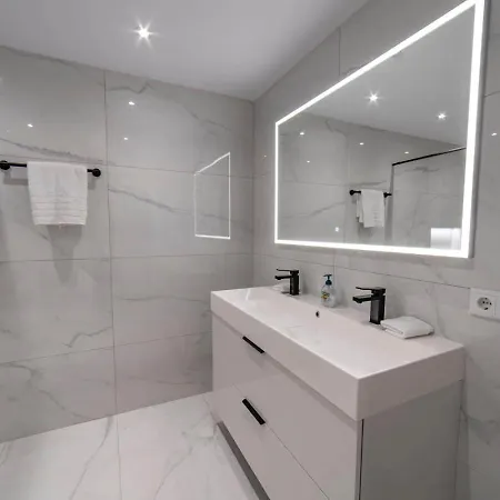 Frontline Sea Views - Pool - Center Апартаменты Торевьиа